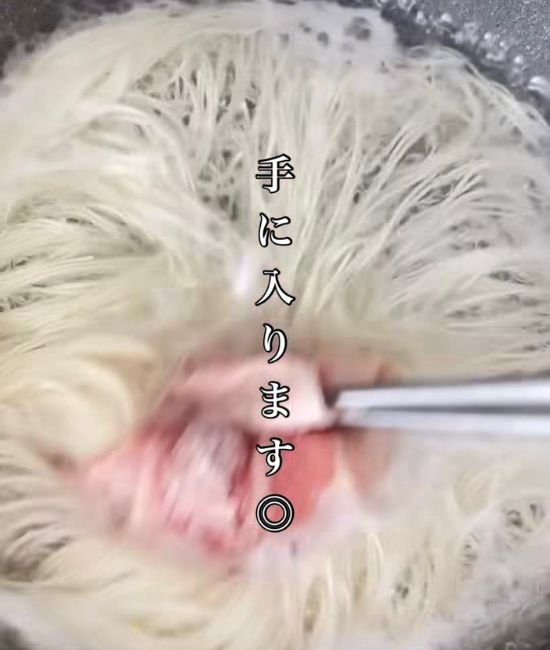 そうめんと豚肉をゆでる様子