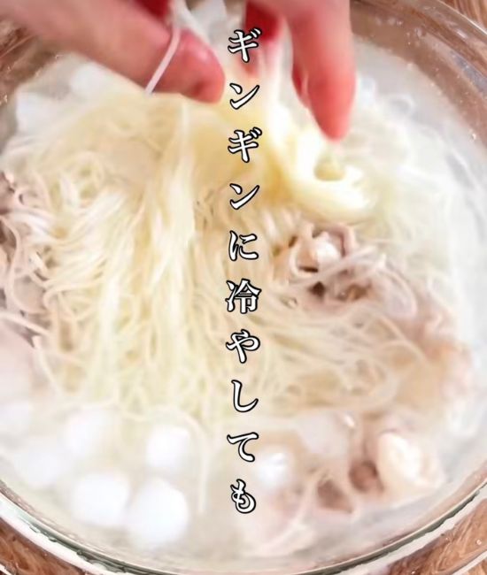そうめんと豚肉を冷水でしめる様子