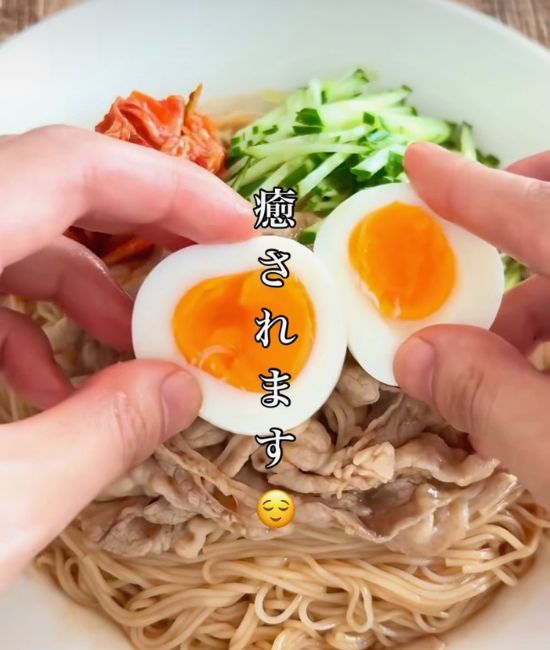 トッピングする様子