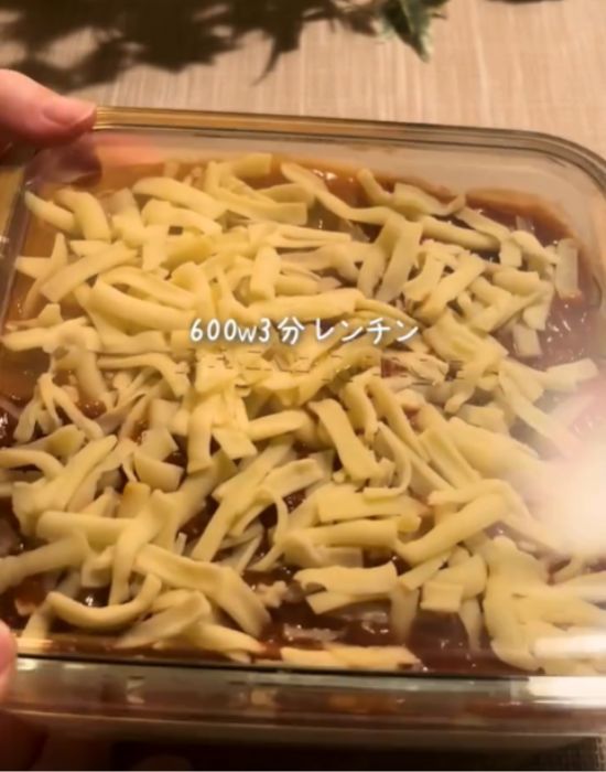チーズをのせている様子