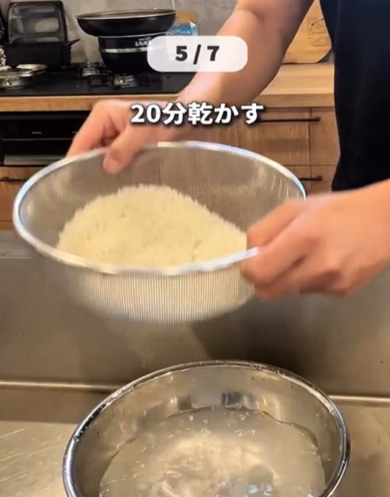 米を引き上げる様子