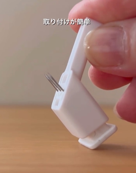 壁にピン跡が残りにくいピンフックのピンを出している様子