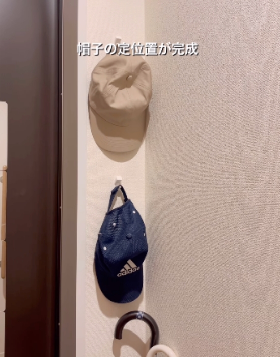 壁にかけられた帽子