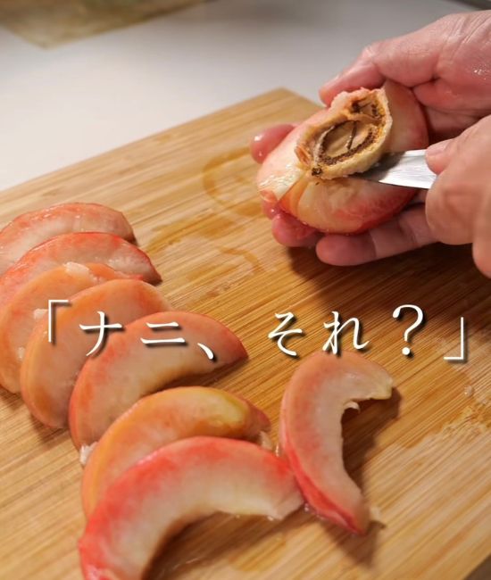 桃をスライスする様子