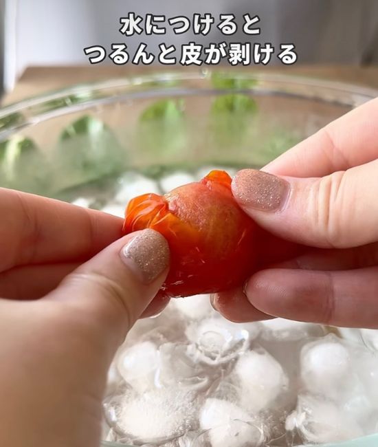 プチトマトの皮を剥く様子