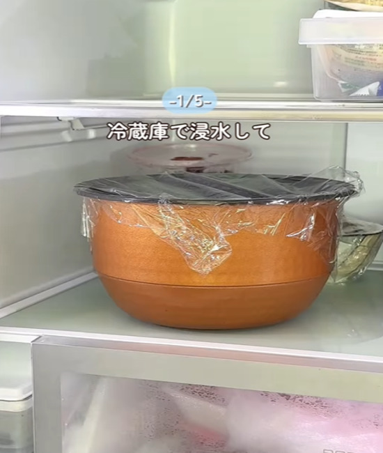 冷蔵庫に入れる様子