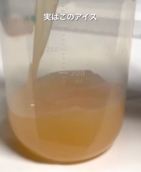 シェイカーにグレープフルーツジュースを注ぐ様子