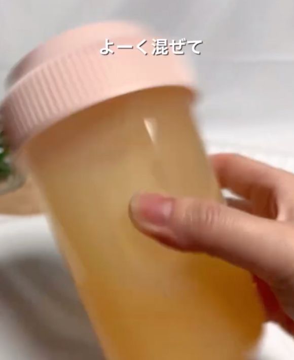 グレープフルーツジュースを入れたシェイカーの蓋を閉めた様子