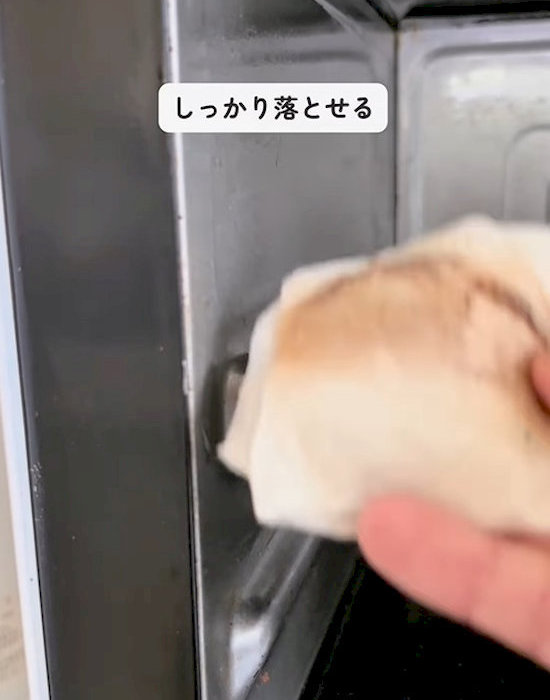 電子レンジの掃除をしている様子