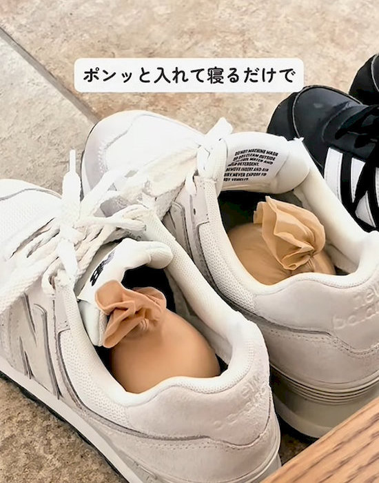 電線したストッキングに入れた重曹を靴の中に入れている様子