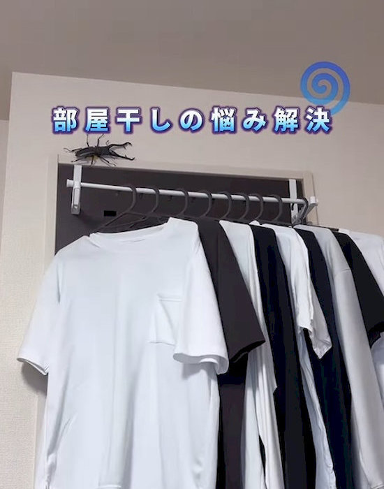 ダイソーのアイテムで作った部屋干しスペースに洗濯物を干している様子