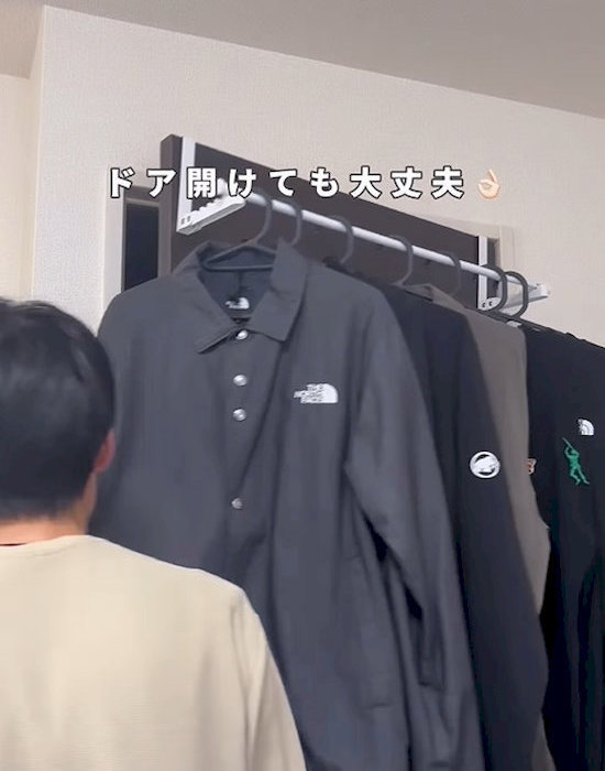 ダイソーのアイテムで作った部屋干しスペースに洗濯物を干している様子