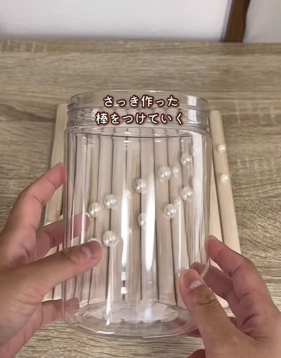 プラスチックケースを持つ人の手