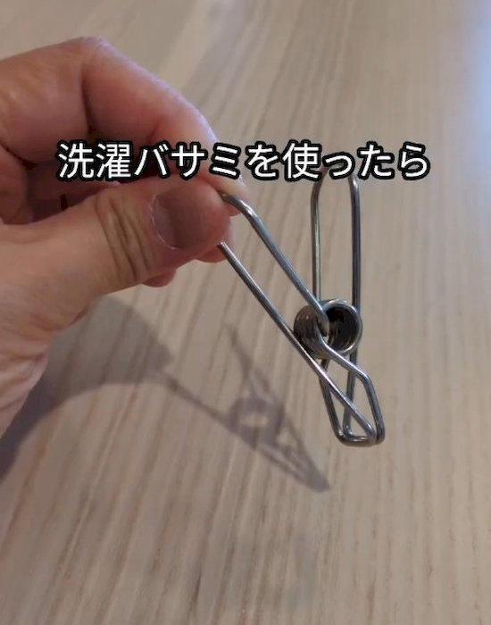 洗濯ばさみを手にしている様子