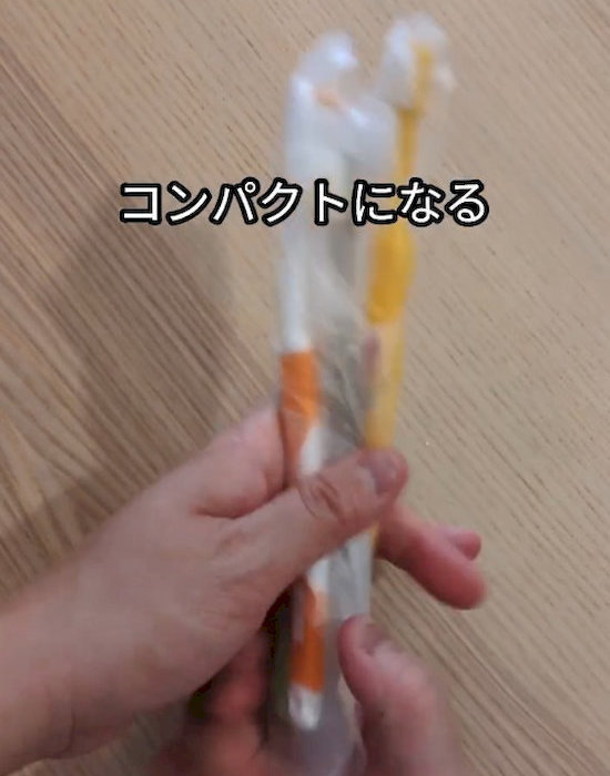 歯ブラシの入った袋を丸める様子