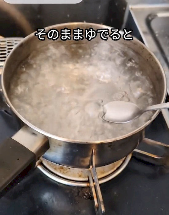 鍋にスプーンを入れる様子