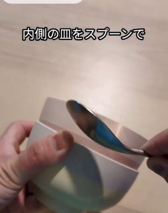 スプーンでお皿を叩いている様子