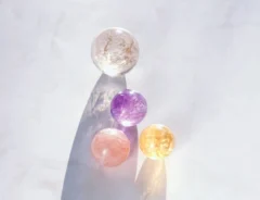 水晶とガラス玉のアイキャッチ画像
