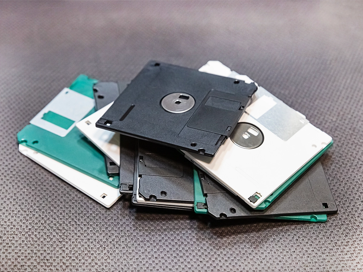 フロッピーディスクの捨て方とは?注意点や安全な方法を解説!