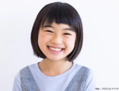 ほほ笑む女の子の画像