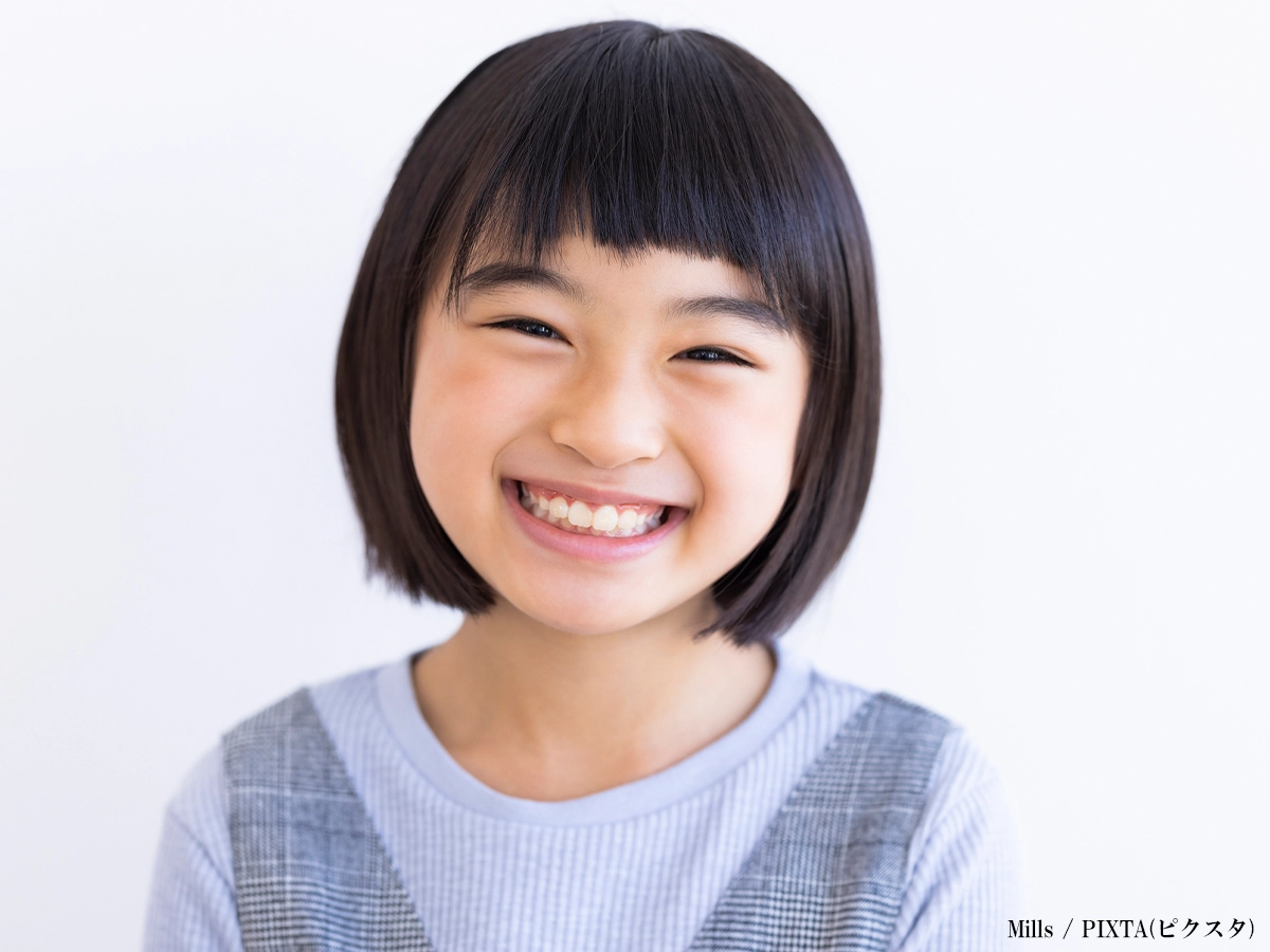 ほほ笑む女の子の画像