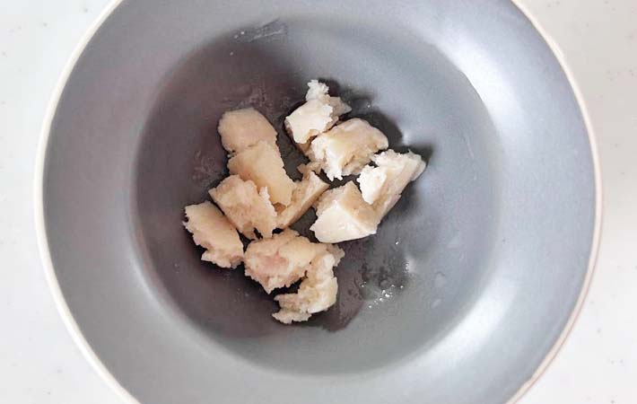 『サラダチキンのおにぎり』を作る写真