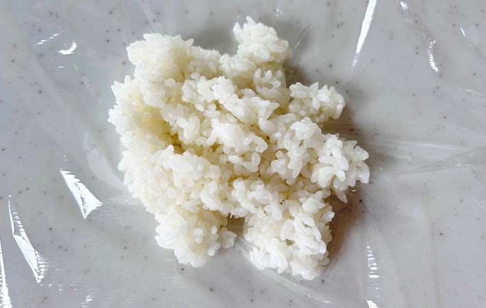 『サラダチキンのおにぎり』を作る写真