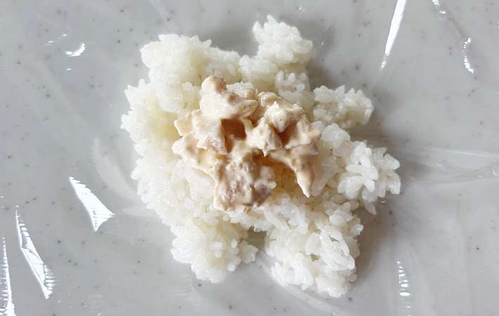 『サラダチキンのおにぎり』を作る写真
