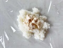 『サラダチキンのおにぎり』を作る写真