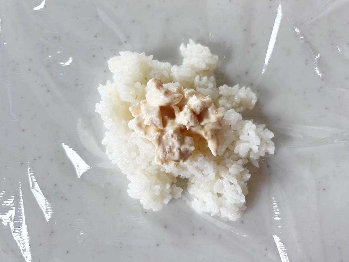 『サラダチキンのおにぎり』を作る写真