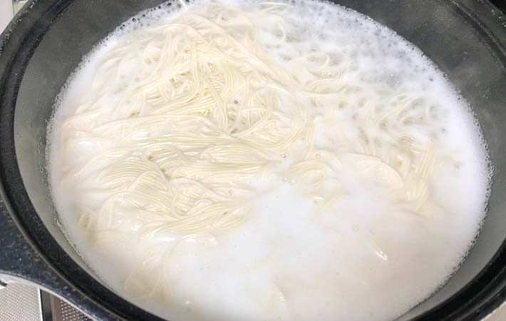 『さばトマ白だしそうめん』を作る写真