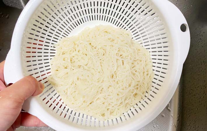 『さばトマ白だしそうめん』を作る写真
