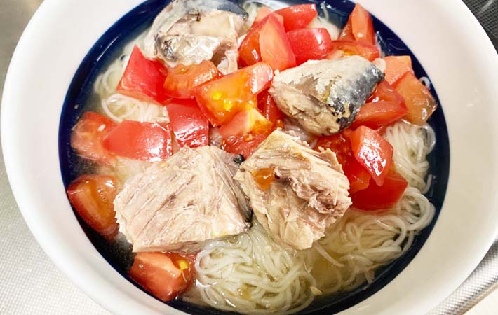 『さばトマ白だしそうめん』を作る写真