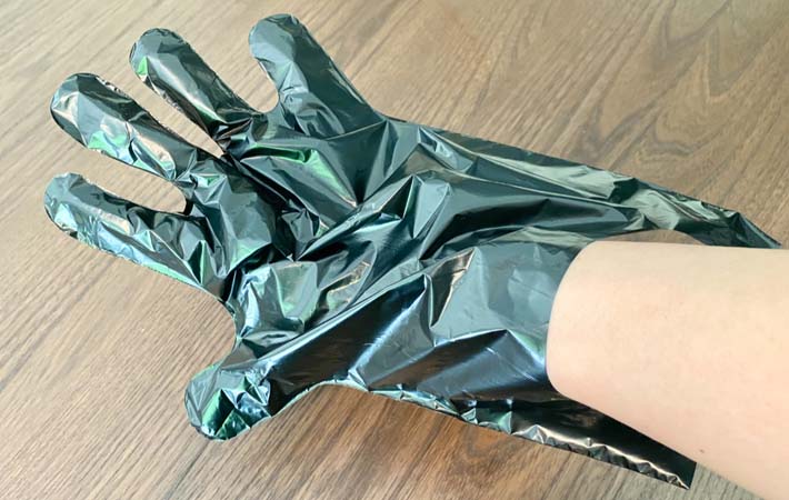 ダイソー『ゴミ取り手袋　くるんポイ』の使用写真