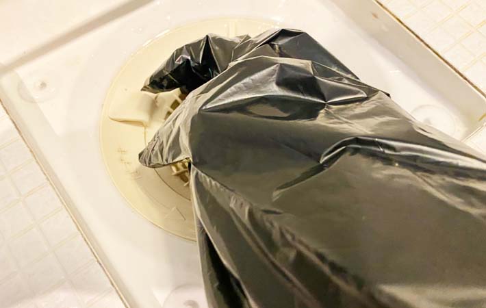 ダイソー『ゴミ取り手袋　くるんポイ』の使用写真
