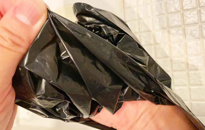 ダイソー『ゴミ取り手袋　くるんポイ』の使用写真