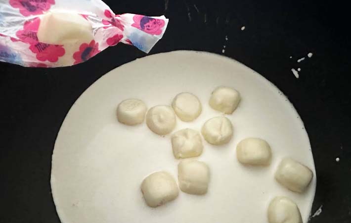 『ミルキークリーム× カップソース焼きそば』を作る写真