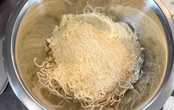 『そうめんピザ』を作る写真