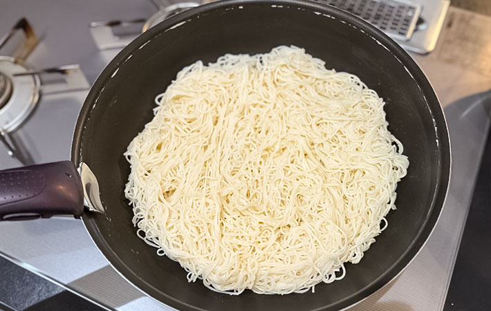 『そうめんピザ』を作る写真