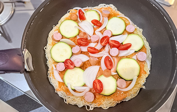 『そうめんピザ』を作る写真