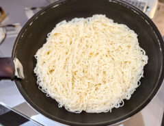 『そうめんピザ』を作る写真