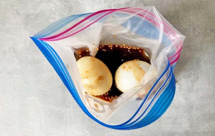 『さっぱりヤンニョム煮卵』を作る写真