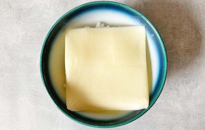 『チーズ乗せ卵かけご飯』を作る写真