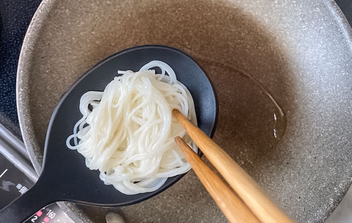 『そうめんせんべい』を作る写真