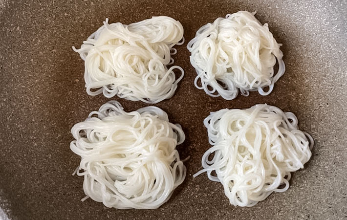 『そうめんせんべい』を作る写真