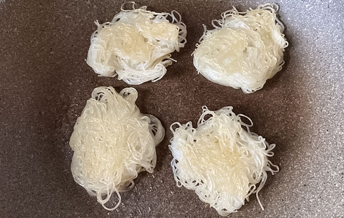 『そうめんせんべい』を作る写真
