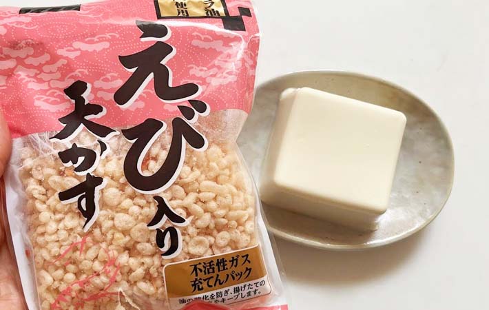 『天かす冷ややっこ』を作る写真