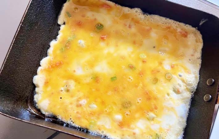 『鮭フレーク入り玉子焼き』を作る写真
