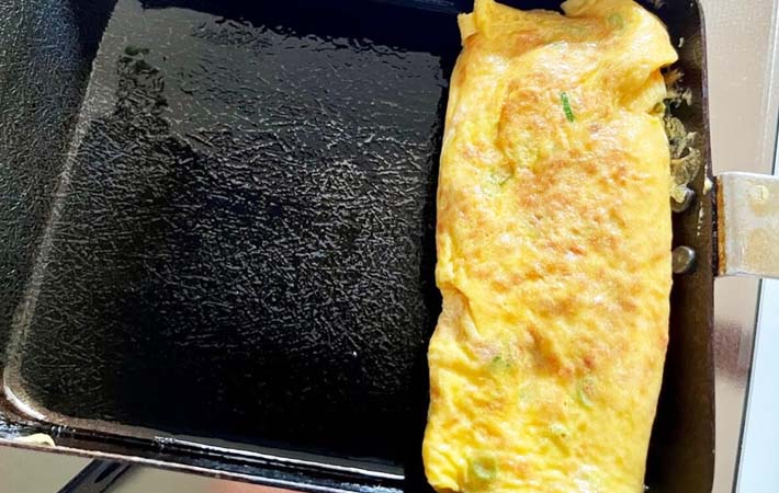 『鮭フレーク入り玉子焼き』を作る写真