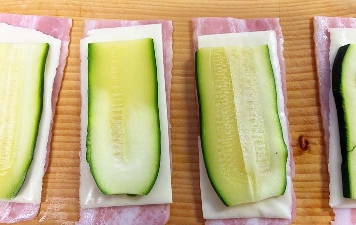 『ズッキーニとベーコンチーズのくるくる巻き』を作る写真